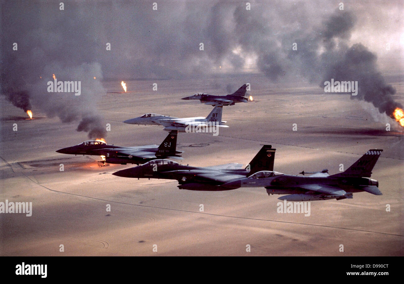 Durante la operación Tormenta del Desierto (1991) F-16A combates Falcon F-15E Strike Eagle, y F-15C Eagle cazas sobrevuelan el ardor de los campos petrolíferos de Kuwait. Foto de stock