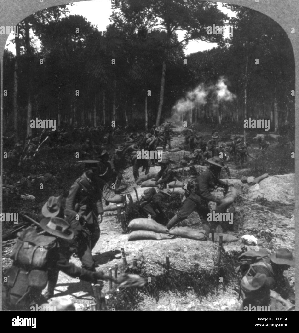 La I Guerra Mundial 1914-1918: la batalla del Somme - Segunda línea de apoyo sube bajo fuego de proyectiles para tomar una trinchera, el 8 de julio de 1916. Los soldados británicos en la I Guerra Mundial. Foto de stock