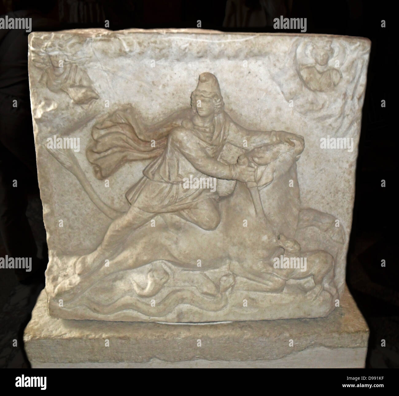 Relieve con dos lados representando los iraníes (persa) dios Mitra. Mitra era adorado en la antigua Roma desde la segunda mitad del I siglo DC. Fechas de alivio de la 2ª o 3ª siglo. Foto de stock