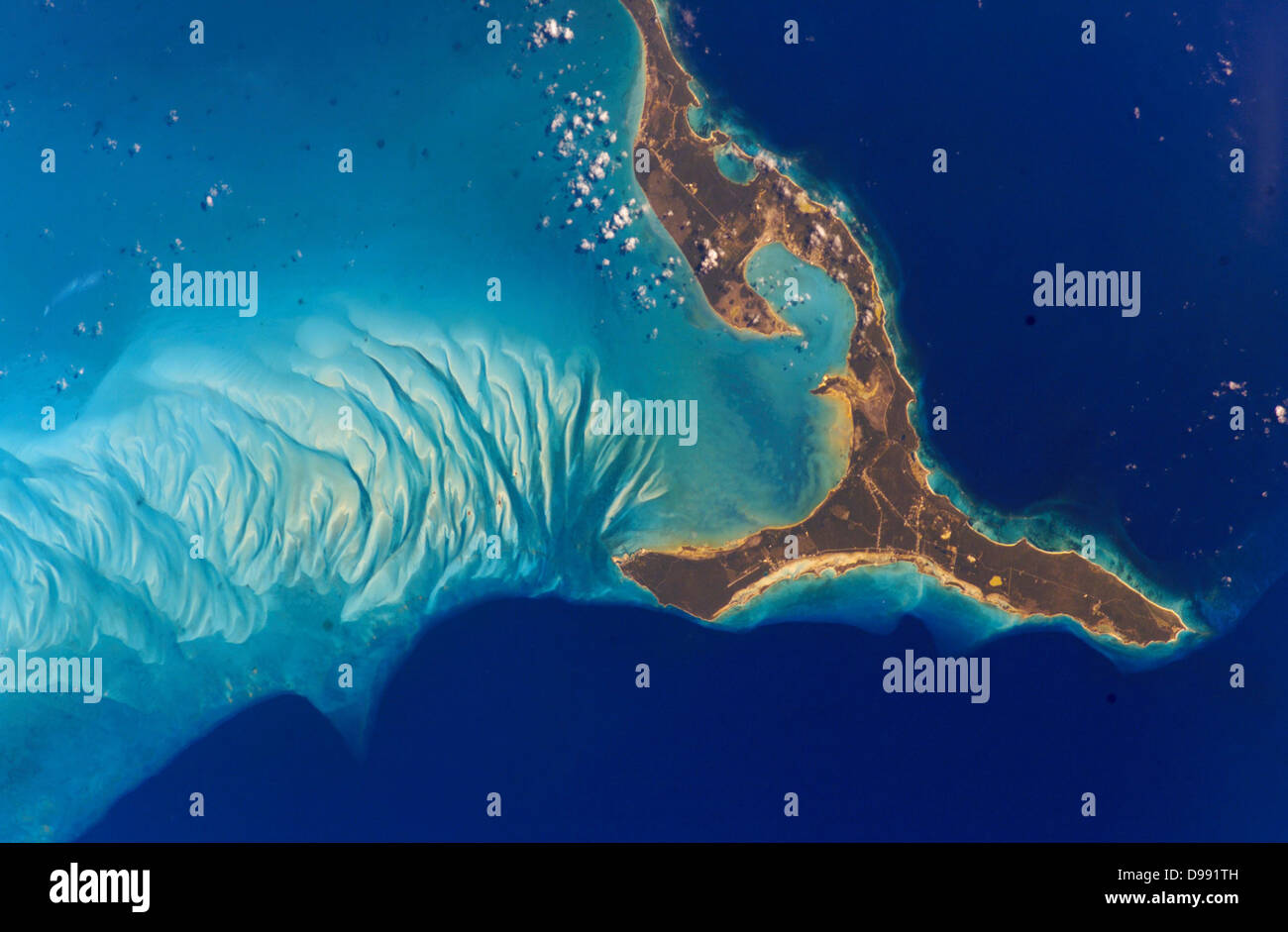 Eleuthera Island, Bahamas, 2002. Formaciones submarinas al oeste de la isla se compone de carbonato de calcio arena erosionada desde los arrecifes de coral y depositado en las dunas en las corrientes oceánicas. El crédito de la NASA. Ciencia Tierra Geología Foto de stock