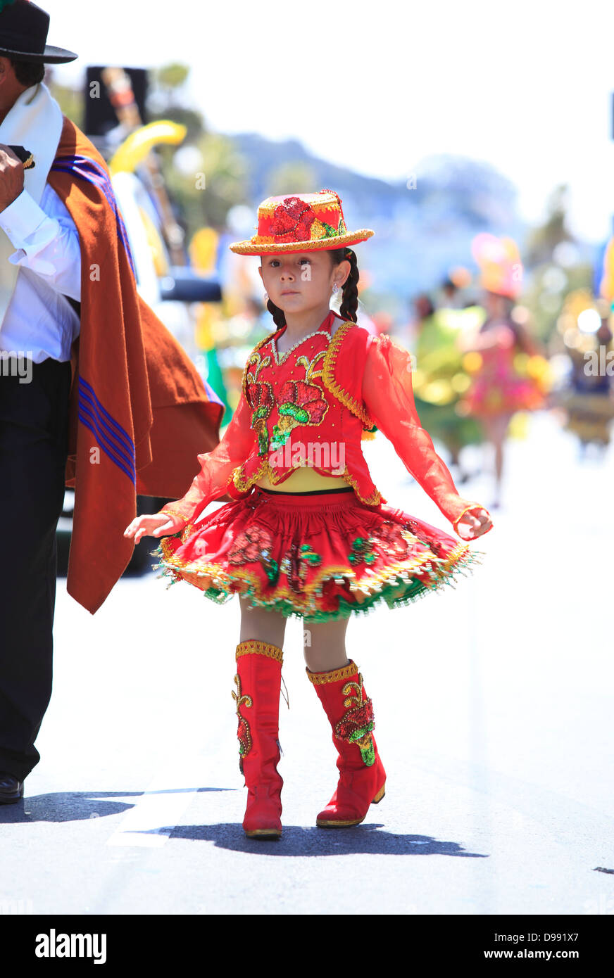 Una niña en el tradicional desfile de disfraces boliviano durante el  Carnaval en el Mission District de San Francisco, California, EE.UU  Fotografía de stock - Alamy