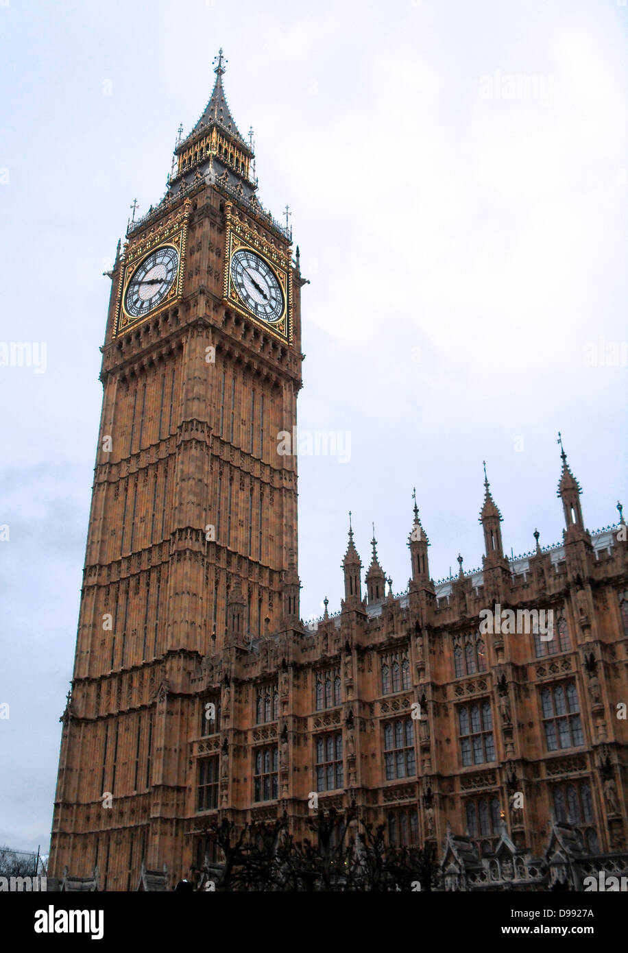 Big Ben con reloj visible en ambos lados de la torre de las Cámaras del Parlamento Británico, Londres Foto de stock