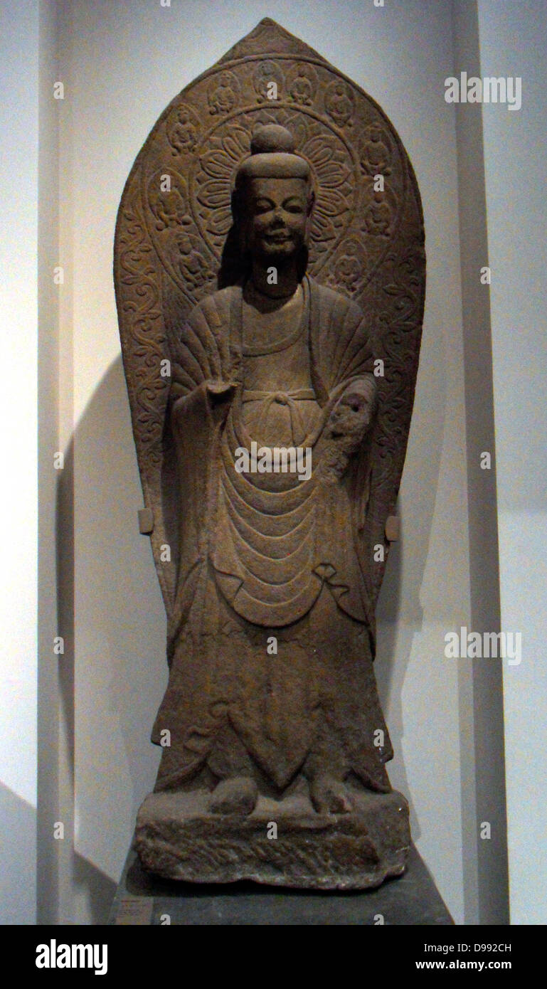 Pie estatua de piedra de un Buda. Chinos de la Dinastía Qi circa 550 AD Foto de stock