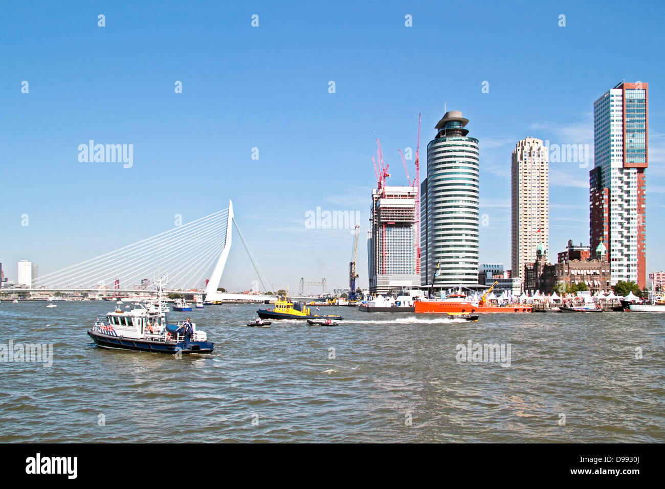 El puerto de Rotterdam, en los Países Bajos con el puente Erasmus Foto de stock