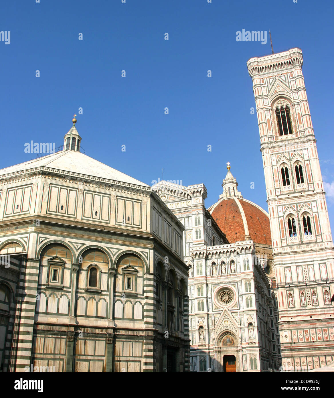 El baptisterio de Florencia o el Battistero di San Giovanni, es un edificio religioso en Florencia (Toscana, Italia). El Baptisterio octogonal está tanto en la Piazza del Duomo y de la Piazza El baptisterio de Florencia o el Battistero di San Giovanni, es un edificio religioso en Florencia (Toscana, Italia). El Baptisterio octogonal está tanto en la Piazza del Duomo y de la Piazza