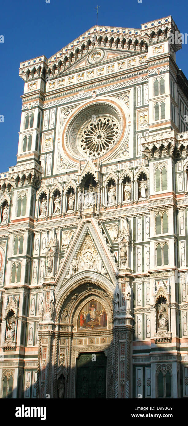 La Catedral de Florencia La Basílica di Santa Maria del Fiore es la iglesia catedral (Duomo) de Florencia, Italia, iniciado en 1296 en el estilo gótico con el diseño de Arnolfo di Cambio y estructuralmente terminado en 1436 con la cúpula diseñada por Filippo Brunell Foto de stock