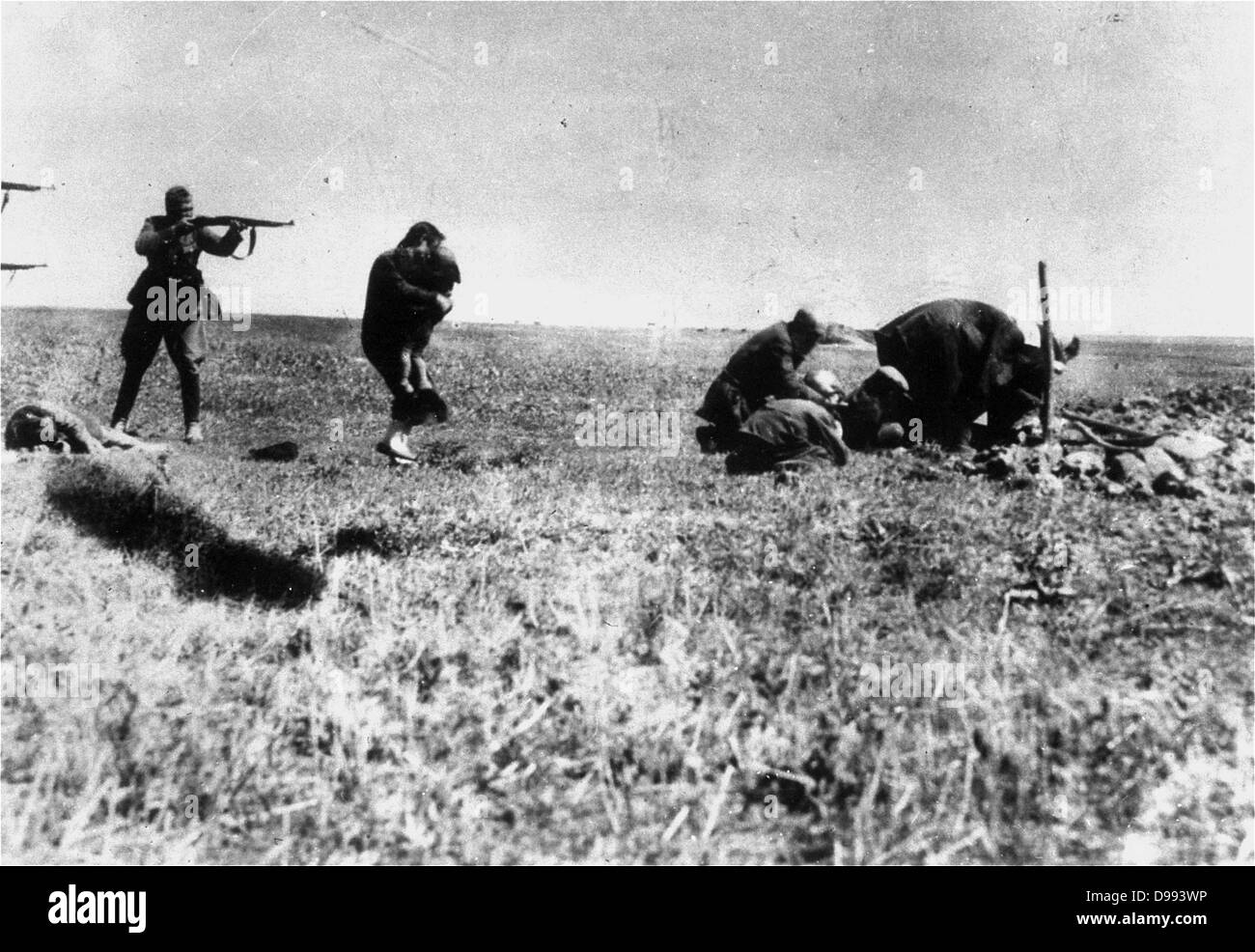 Ejecución de los judíos de Kiev por el ejército alemán los equipos móviles de matanza (Einsatzgruppen) cerca de Ivangorod Ucrania 1942. El holocausto de la II Guerra Mundial. La foto fue interceptado en una oficina de correos de Varsovia por un miembro de la resistencia polaca llamado Jerzy Tomaszewski. Foto de stock
