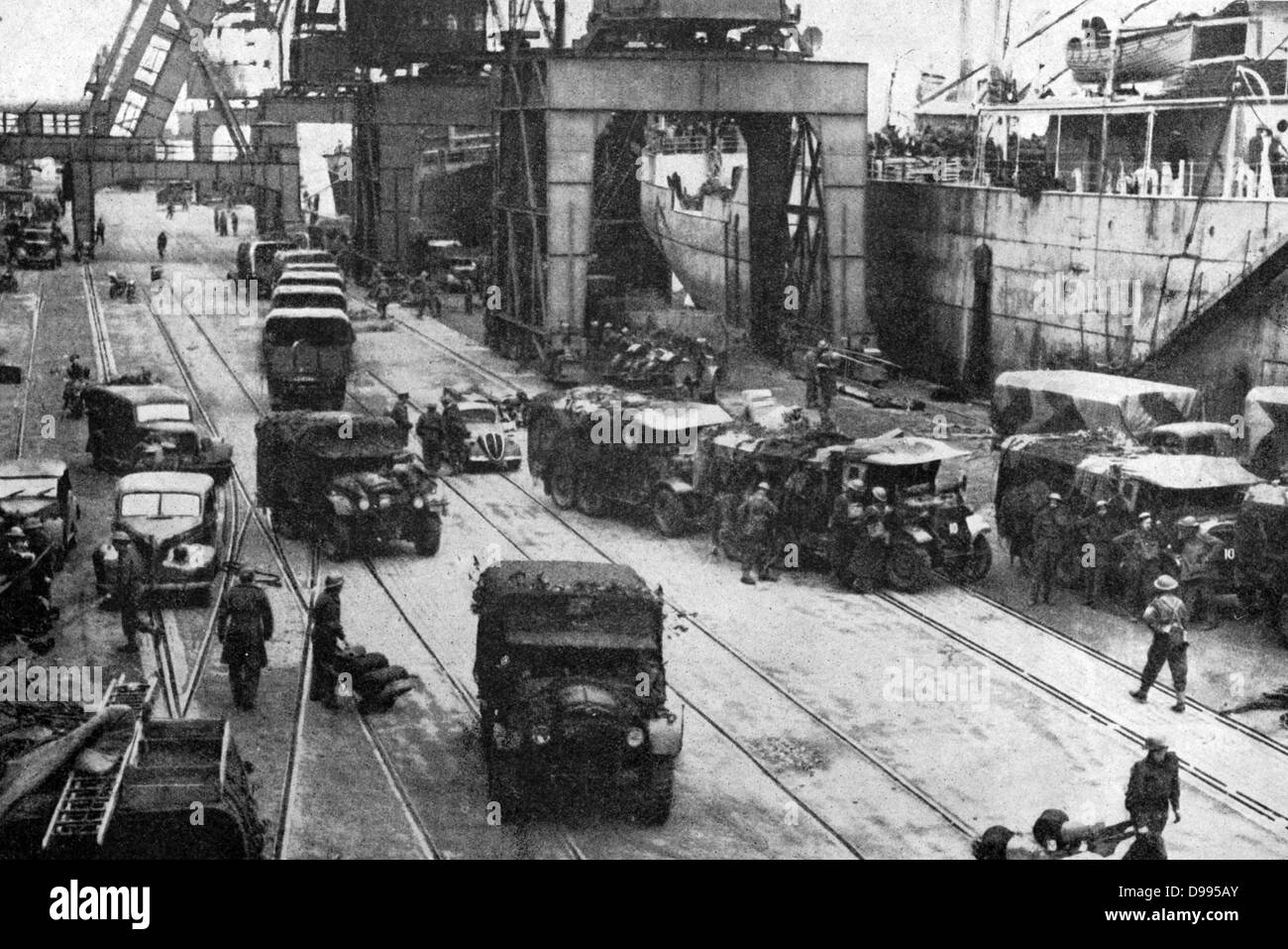 Cherbourg, 1940: últimos equipos siendo cargados a bordo de los buques por la fuerza británica retiraban Expeditioary antes del gran puerto atlántico de Francia fue destruido, por lo tanto, negar su uso al acercarse a los alemanes. Foto de stock