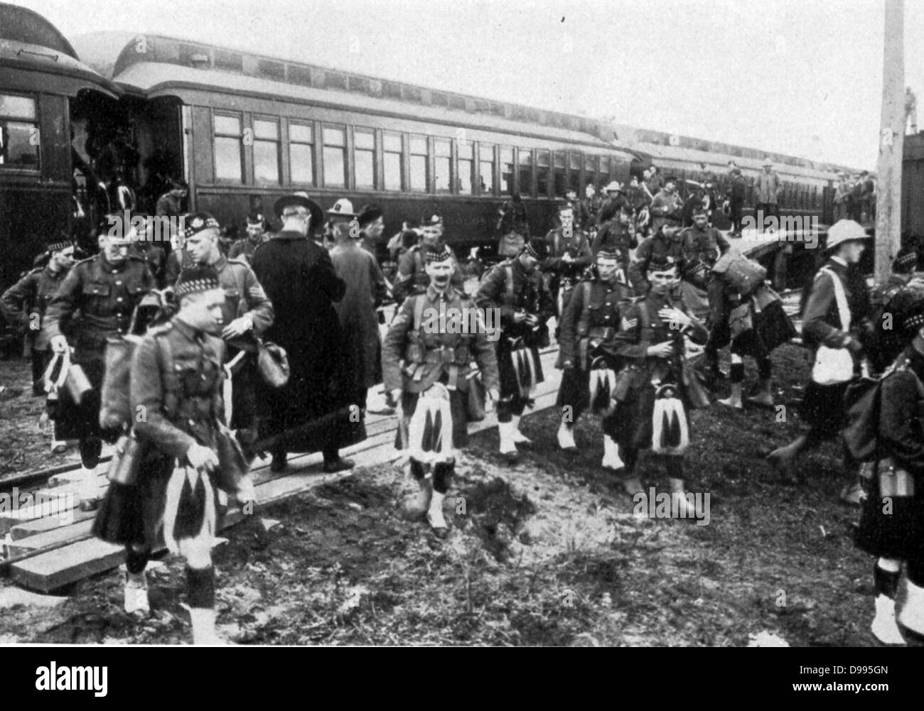Regimiento canadiense de "Montañeses" en uniforme tradicional de falda, Glengarry sporran y capot, llegando en tren desde su campamento moblization en Valcartier. Foto de stock