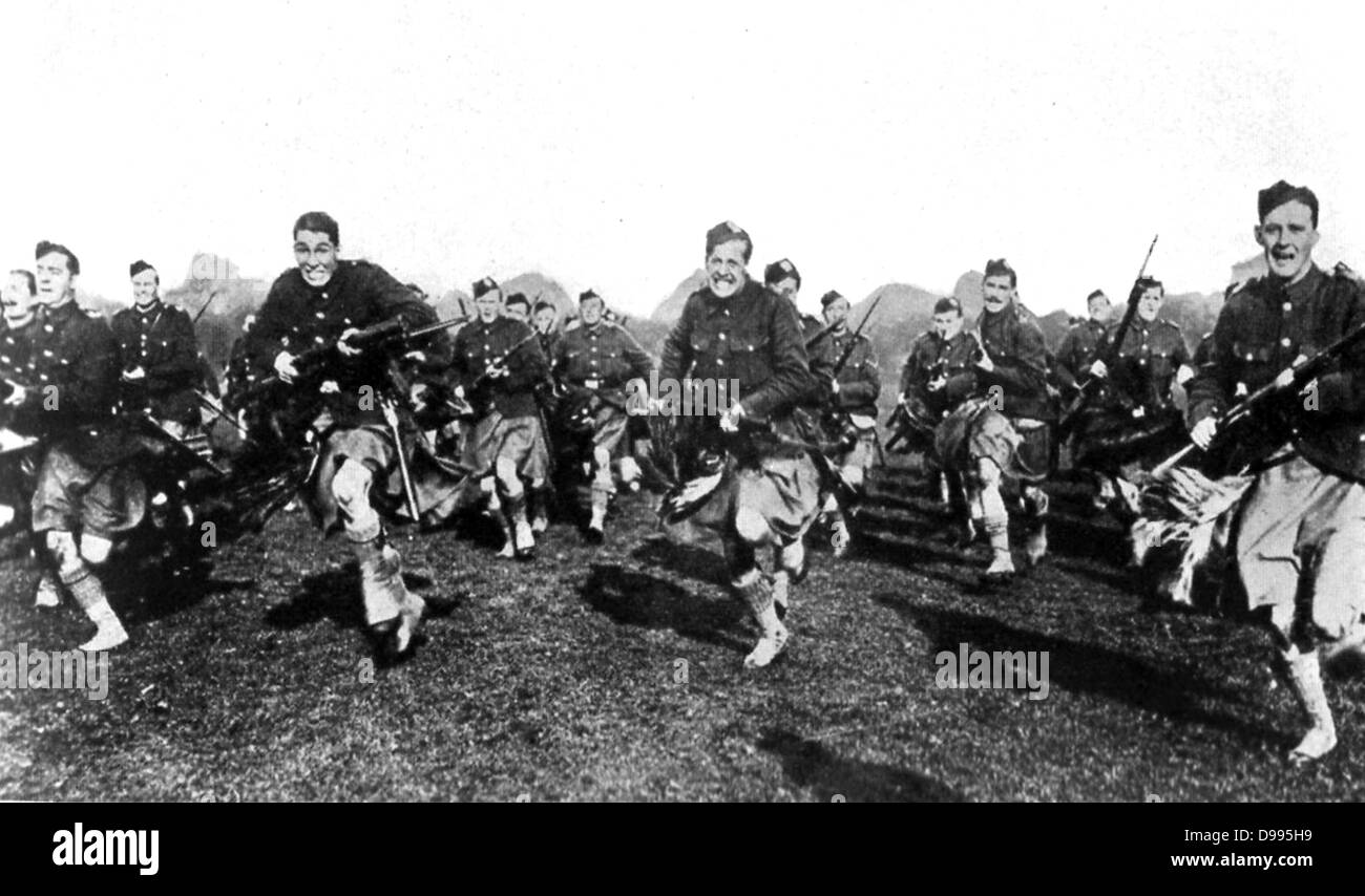 Un Británico (Highland) regimiento escocés en uniforme tradicional de falda, túnica y Glengarry capot, carga fija con bayonetas. Foto de stock