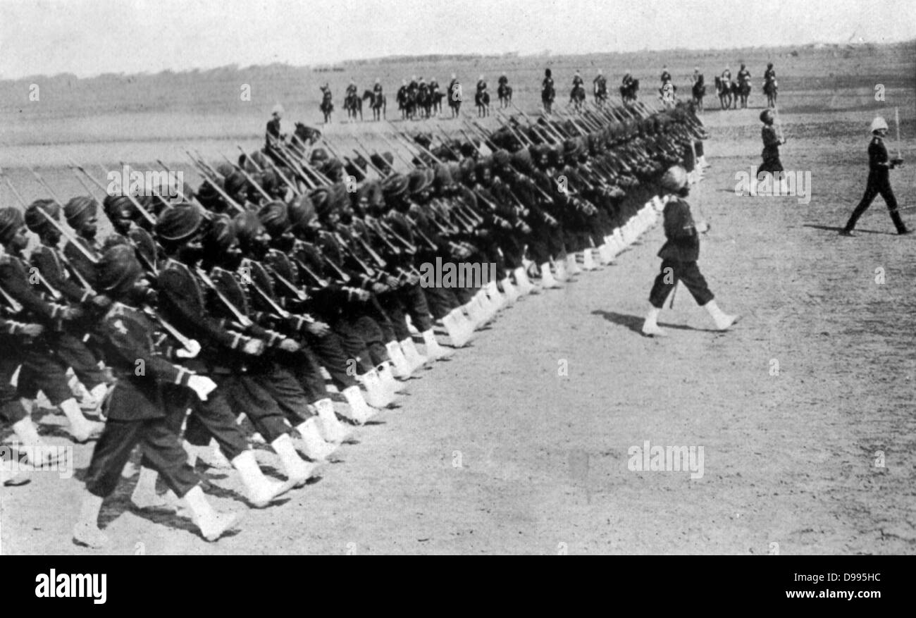 El desfile de infantería sij, parte del ejército de la India, C1914. Foto de stock