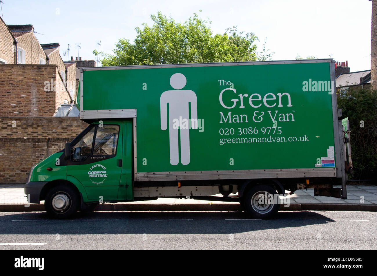 El hombre verde & van impresos en el lateral de la camioneta de color verde con carbono neutral en la puerta, el distrito londinense de Hackney, Inglaterra Foto de stock