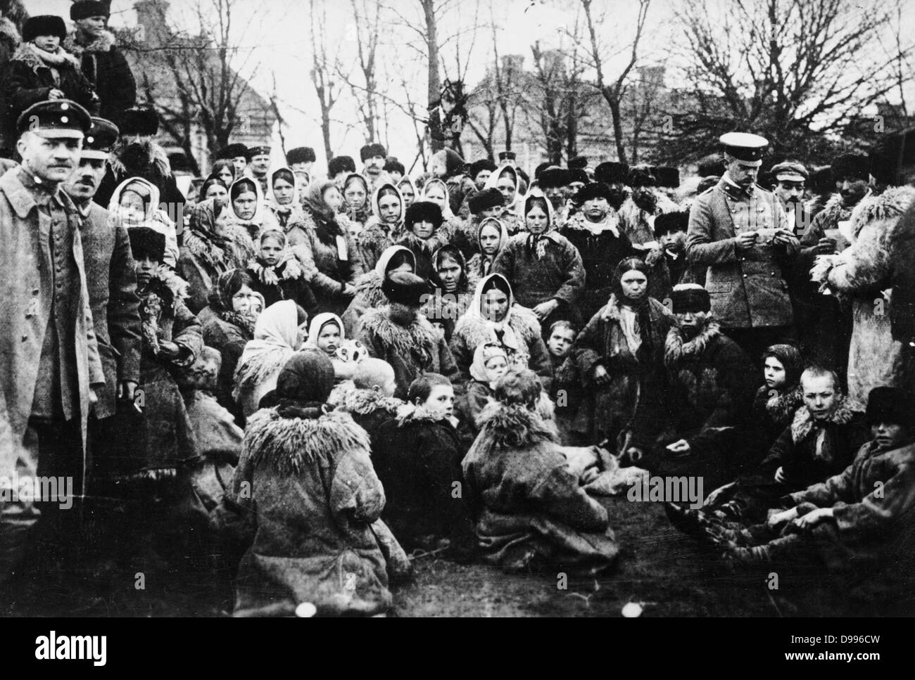 Multitud de refugiados, posiblemente judío, y tres funcionarios afuera, Rusia [ca. 1912] Foto de stock