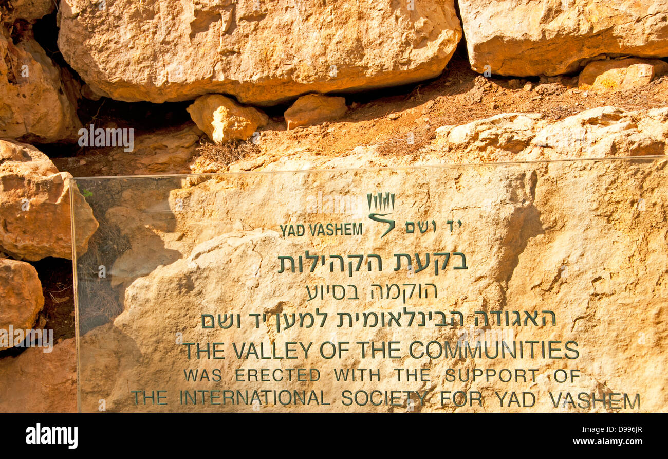 Un cartel en una pared en el Valle de las comunidades en Yad Vashem, Jerusalem, Israel Foto de stock