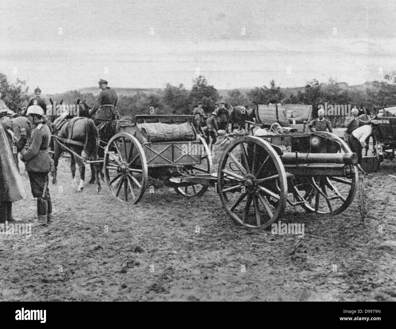 La I Guerra Mundial 1914-1918: unidad de artillería de campo alemán estableciendo su posición. En el centro es uno de los cañones tirados por caballos en su pistola-carro, Francia, 1915. Militares, ejército, arma Foto de stock
