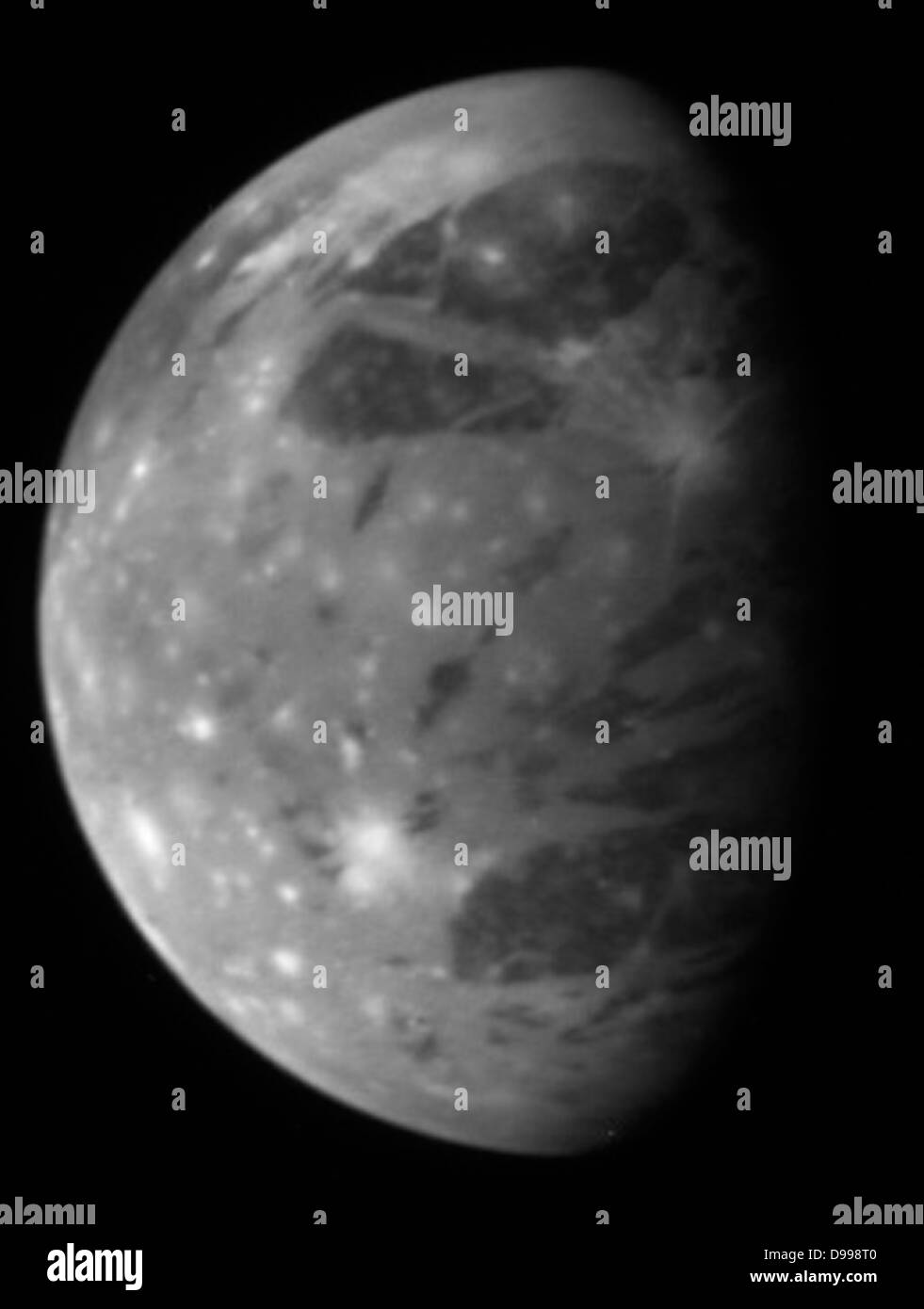 Este montaje compara Nuevos Horizontes" mejores vistas de Ganímedes, la luna más grande de Júpiter. LORRI. Foto de stock
