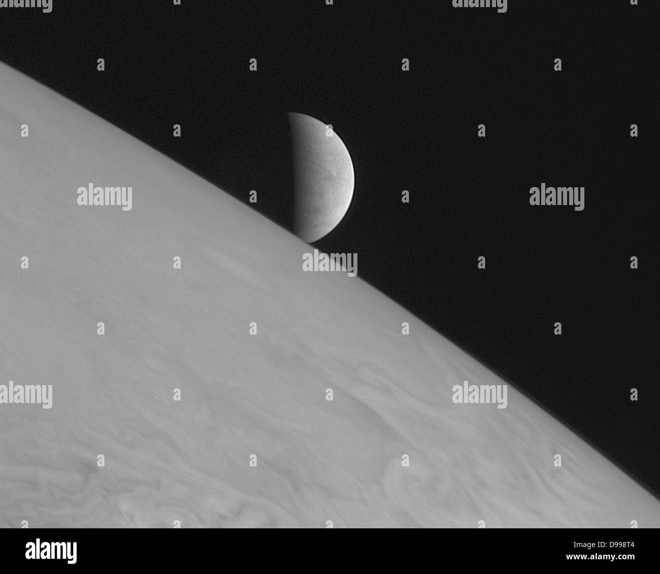 Nuevos Horizontes tomó esta imagen de la helada luna Europa de Júpiter elevándose sobre nubes, con su reconocimiento de largo alcance (LORRI Imager) Foto de stock