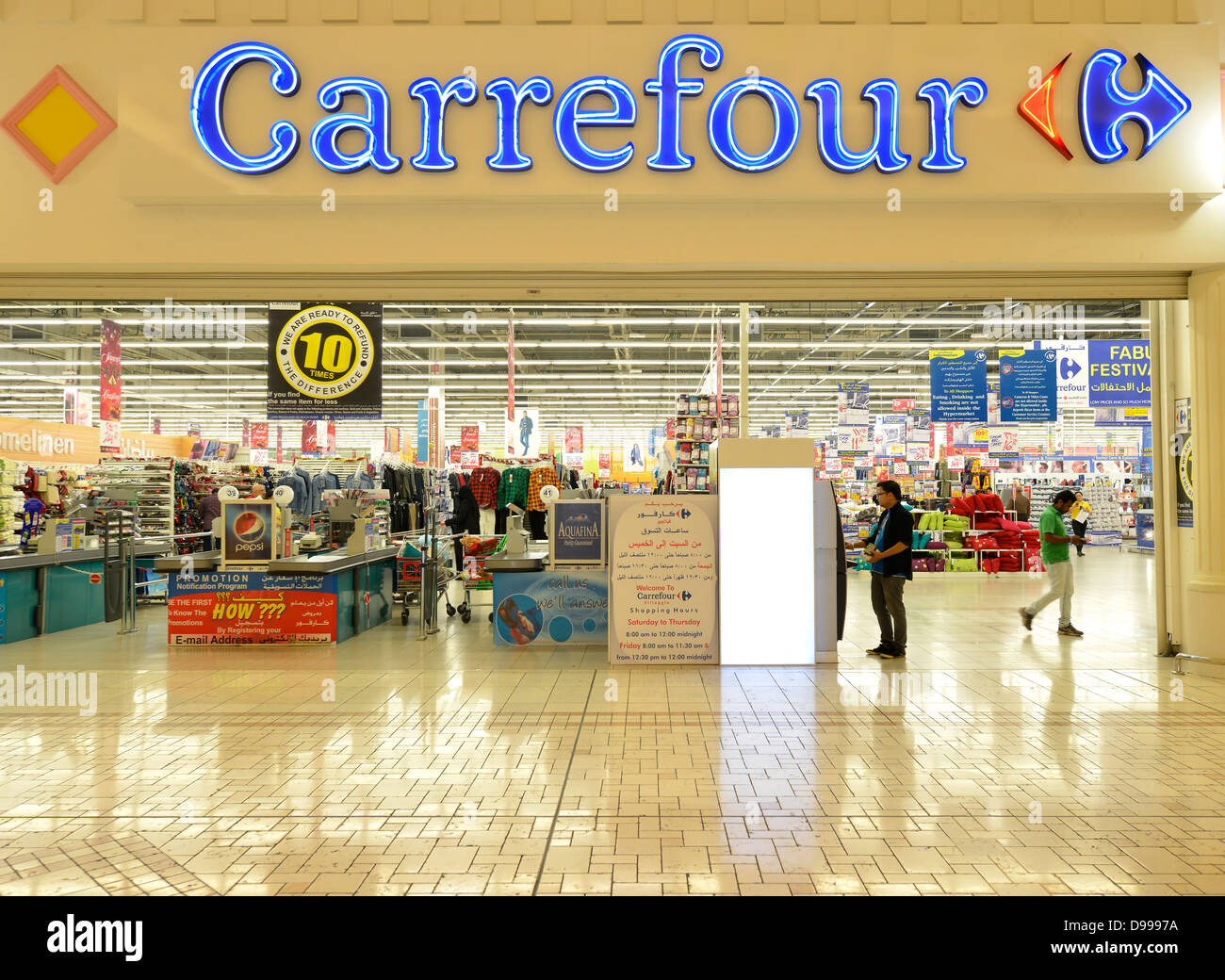 Supermercado Carrefour, centro comercial de lujo Villaggio Mall en el  estilo Venecia, Aspire zone, Qatar, Qatar Fotografía de stock - Alamy