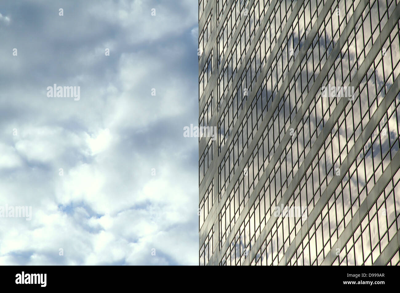 Las nubes y la moderna fachada de edificio Foto de stock
