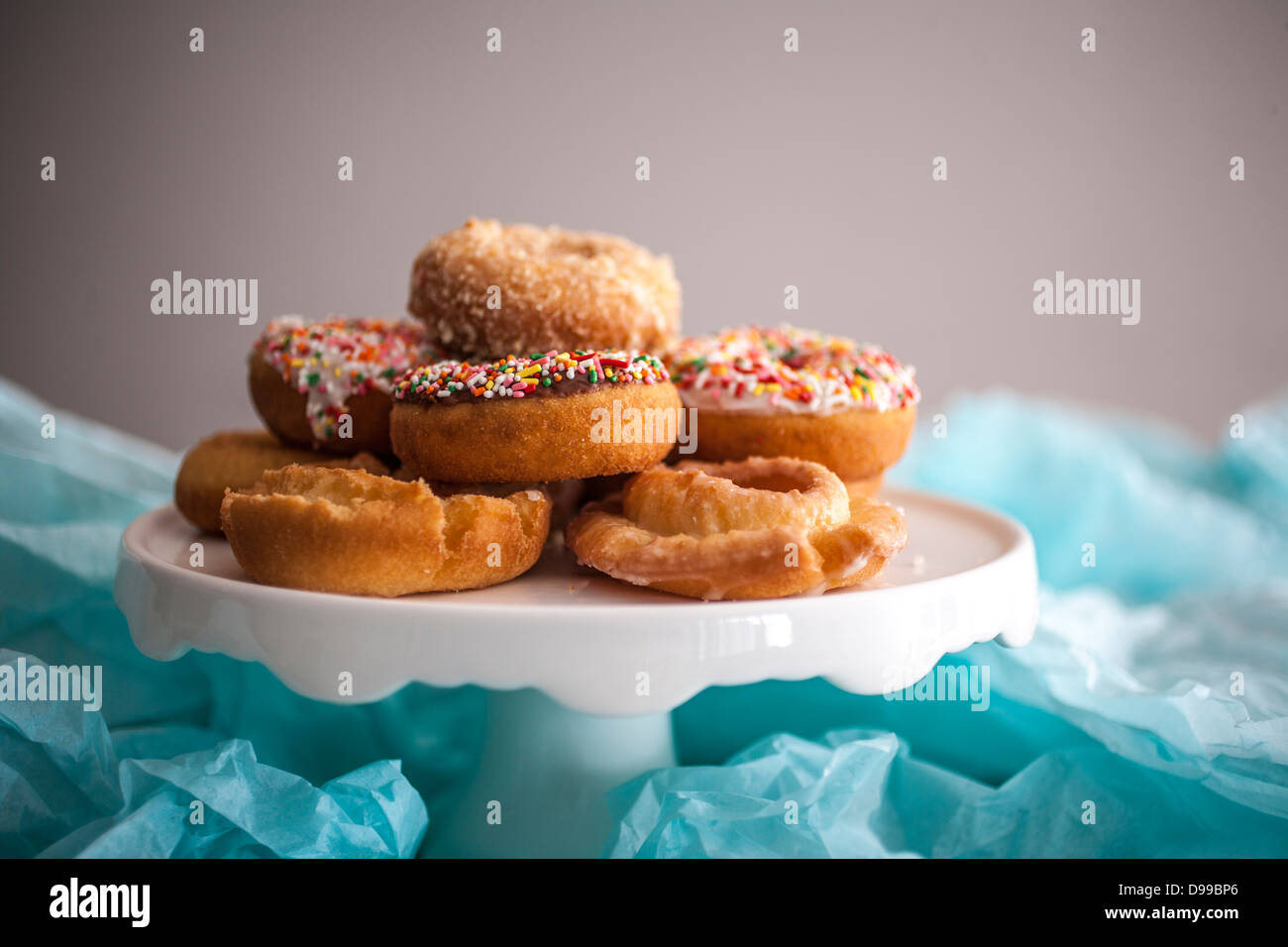 Mezcla colorida donuts en una charola Foto de stock