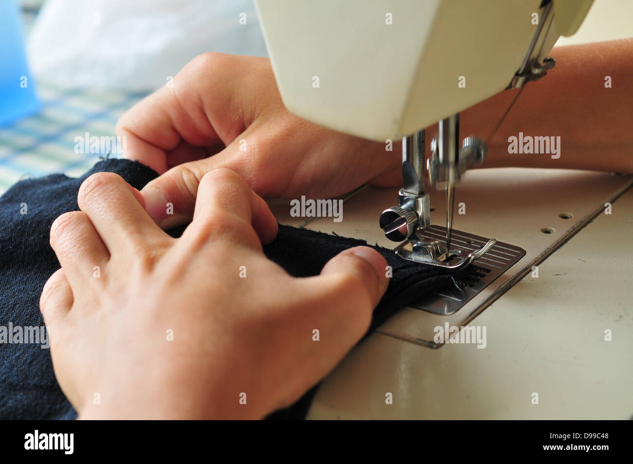 Máquina de coser detalle - aguja, hilo guía, prensatelas, garganta placa y  alimentar a los perros en acción Fotografía de stock - Alamy