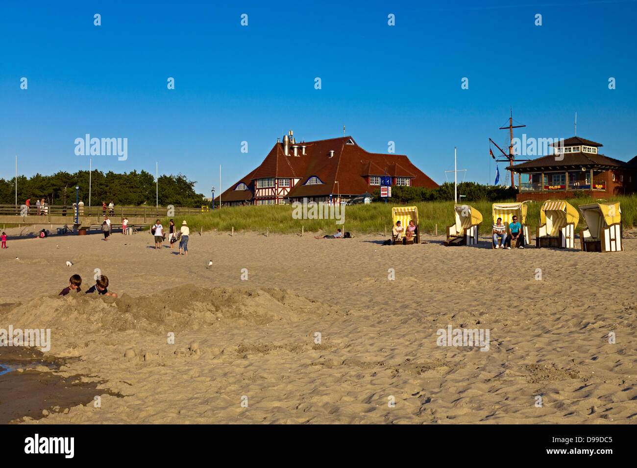Playa con viejos Kurhaus, Fischland-Darss-Zingst, el Estado federado de Mecklemburgo-Pomerania Occidental, Alemania Foto de stock
