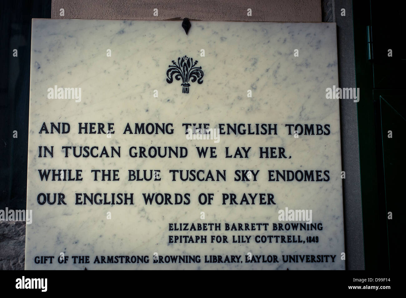 Epitafio en una tumba para el poeta inglés Elizabeth Barrett-Browning en el Cementerio Inglés, Florencia, Italia. Foto de stock