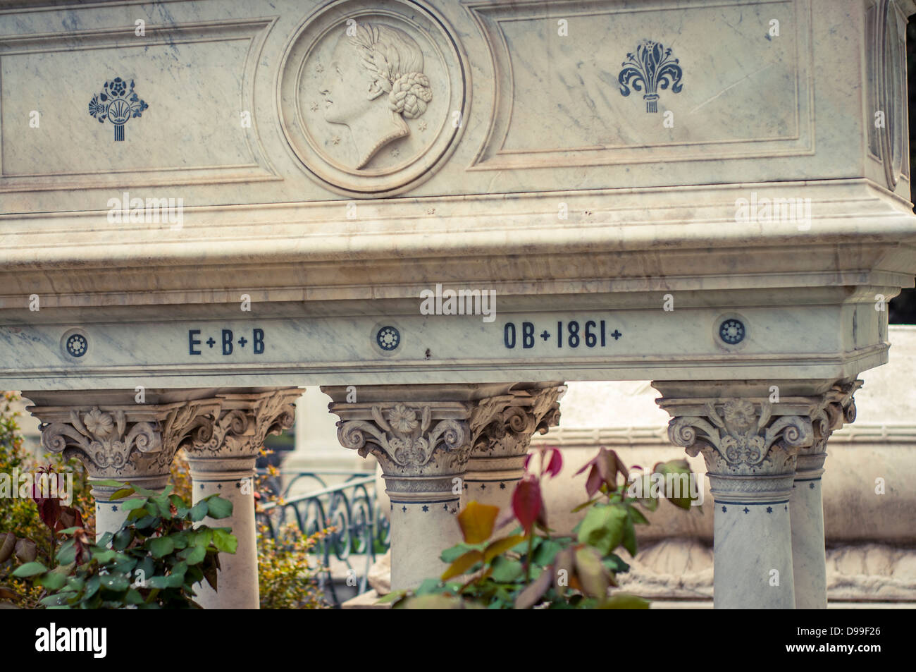 La tumba del poeta inglés Elizabeth BarrettBrowning en el Cementerio
