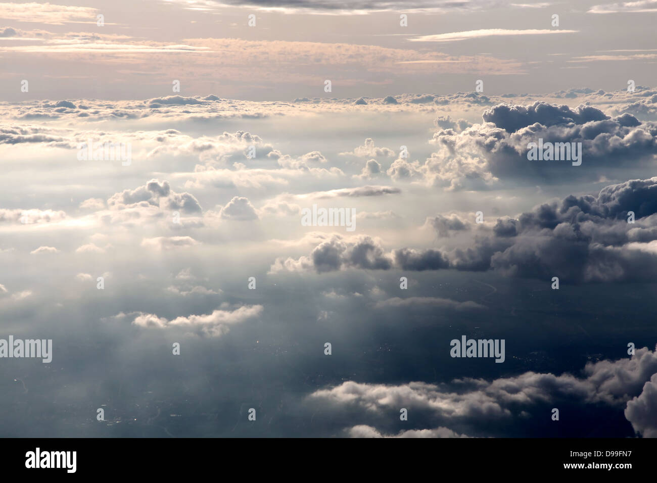 La fotografía aérea de las nubes en la noche Foto de stock