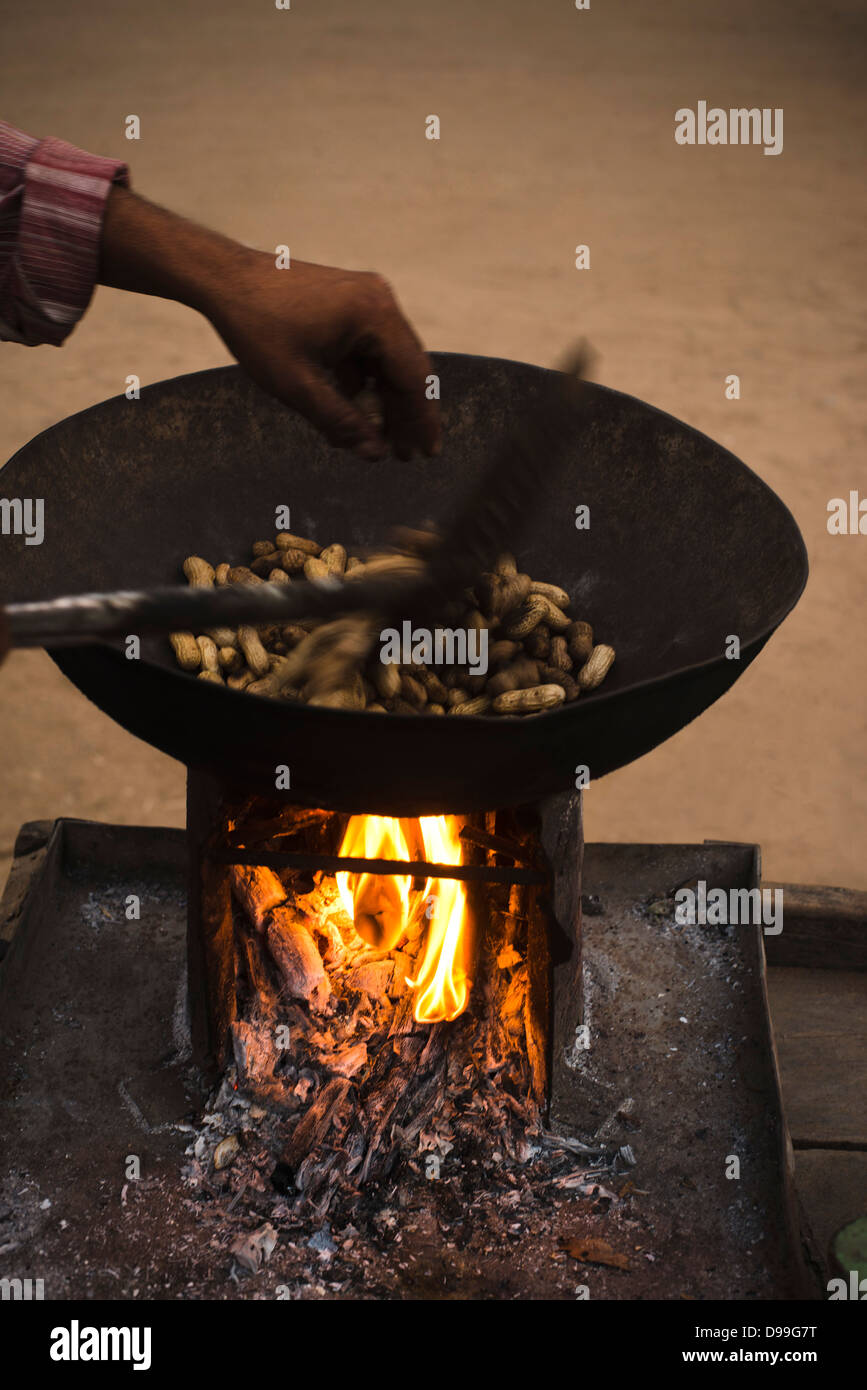 Cacahuetes tostados, siendo, Ajmer Pushkar, Rajastán, India Foto de stock