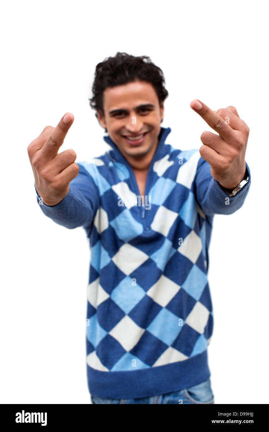 Retrato de un hombre sonriente mostrando dedos centrales Foto de stock