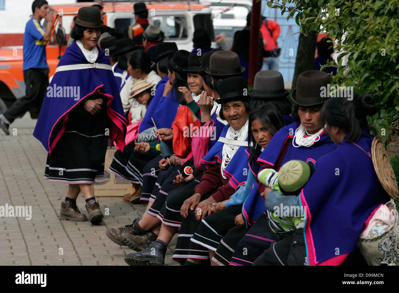 Los Indígenas Pueblo Guambiano En El Mercado De Silvia Cerca De Popayán Colombia Sur America 2734