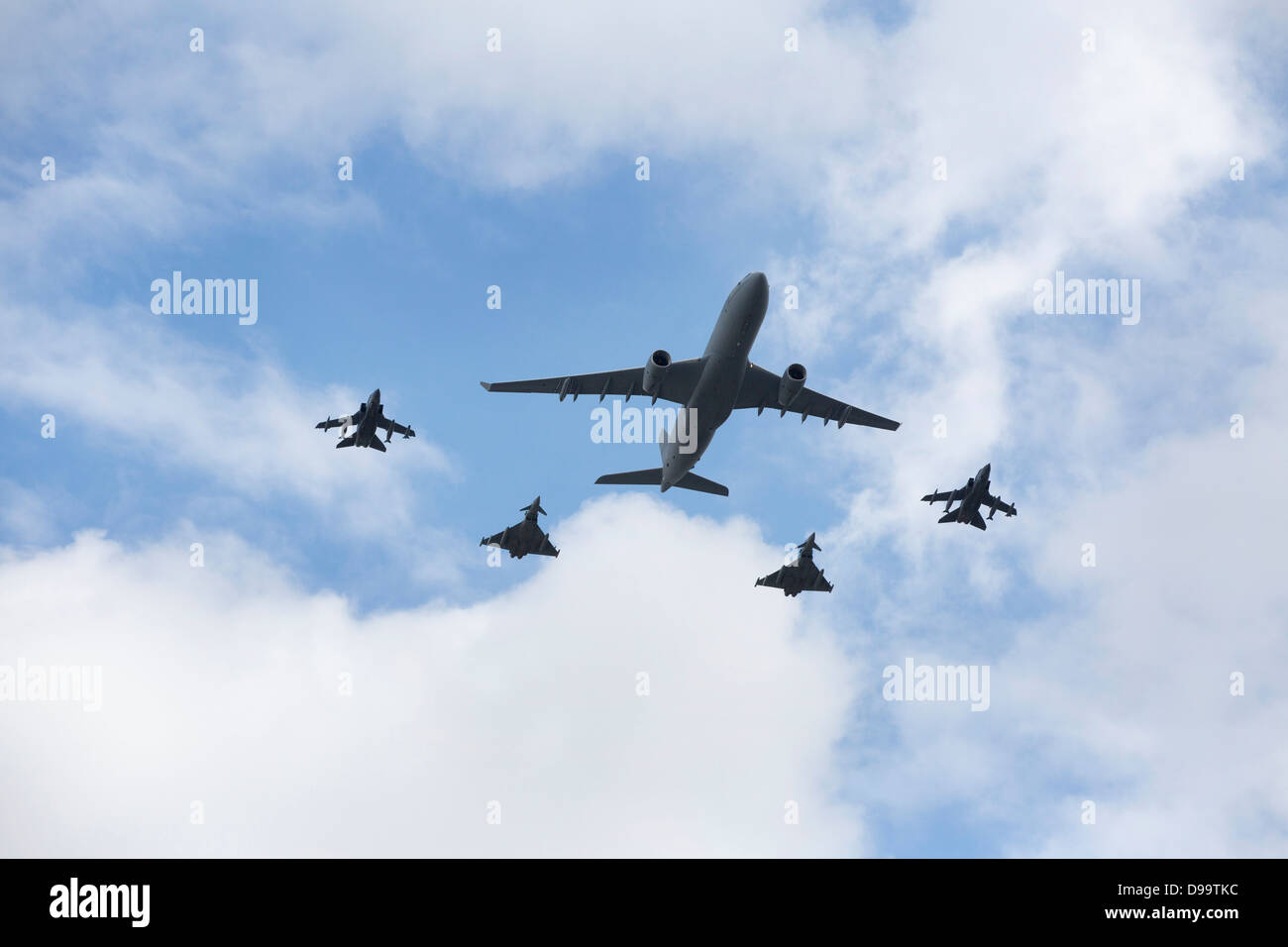 Aviones de la RAF vuelan sobre Londres durante el cumpleaños de la Reina flypast 2013 Foto de stock