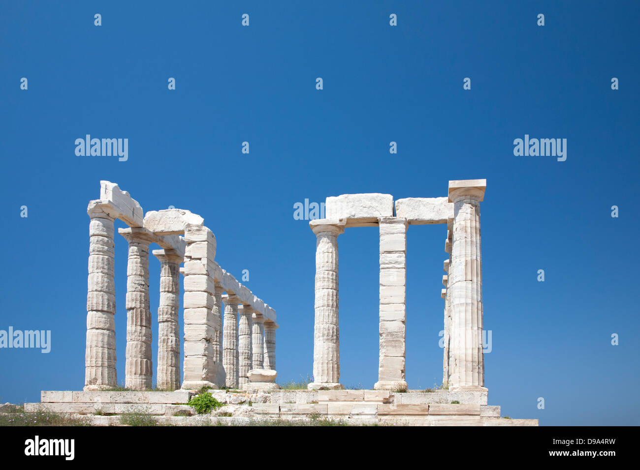 Templo de Poseidón en Grecia, un antiguo santuario religioso griego construido en la punta de la península de Ática de mármol blanco de la región Foto de stock