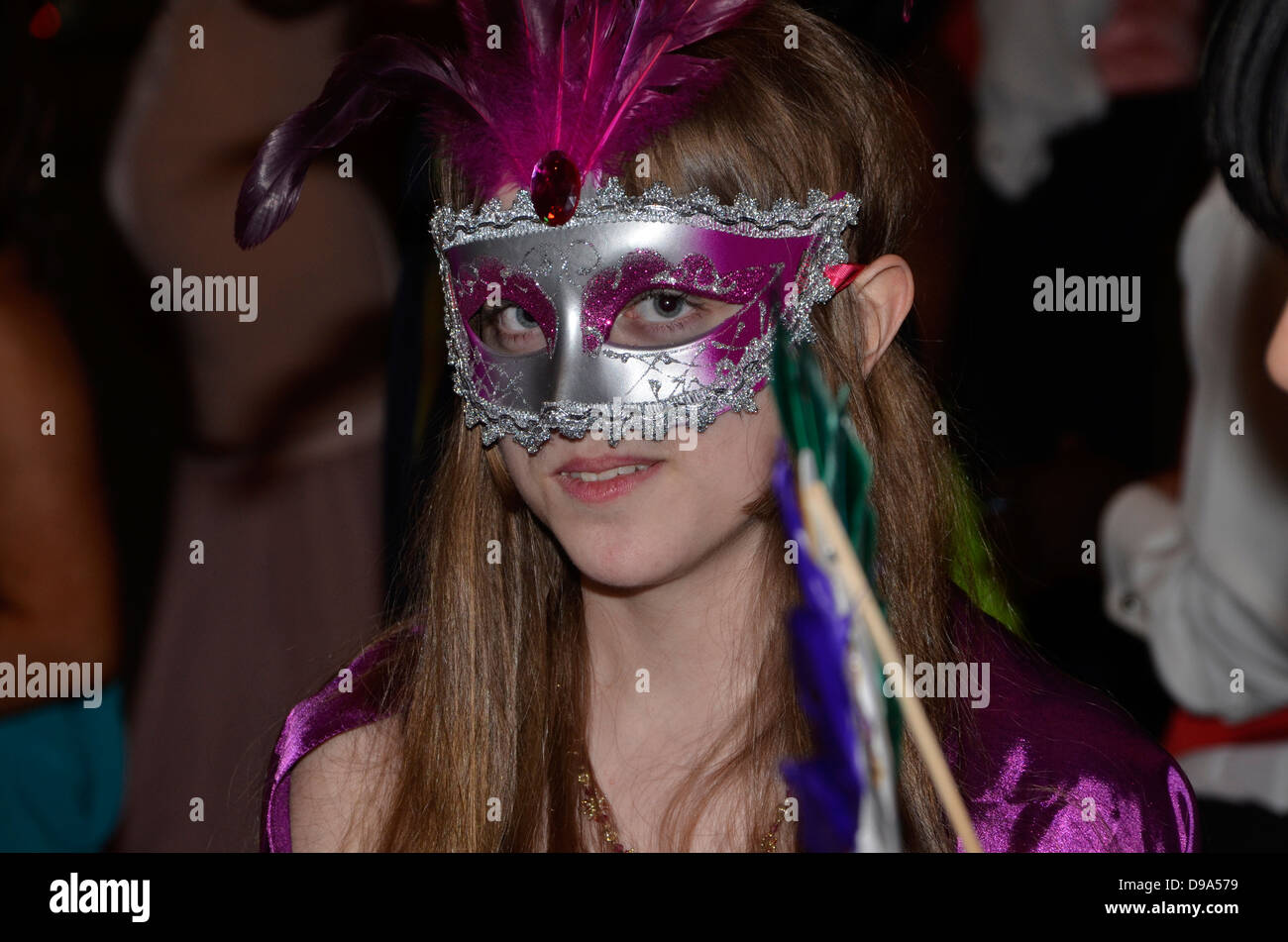 Adolescente con una máscara en una danza de adolescentes Foto de stock