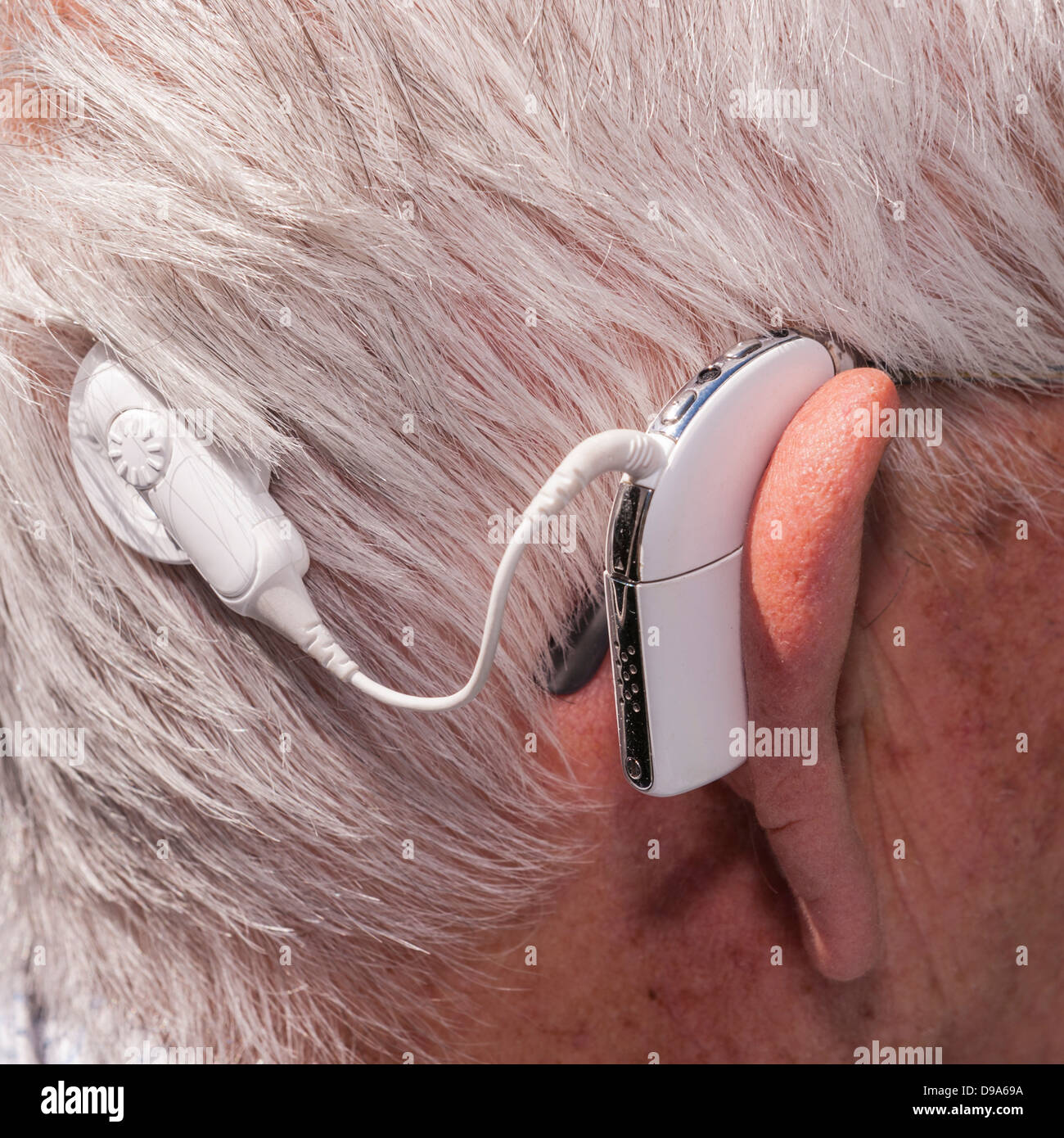 Usando un audífono de implante coclear fotografías e imágenes de alta  resolución - Alamy