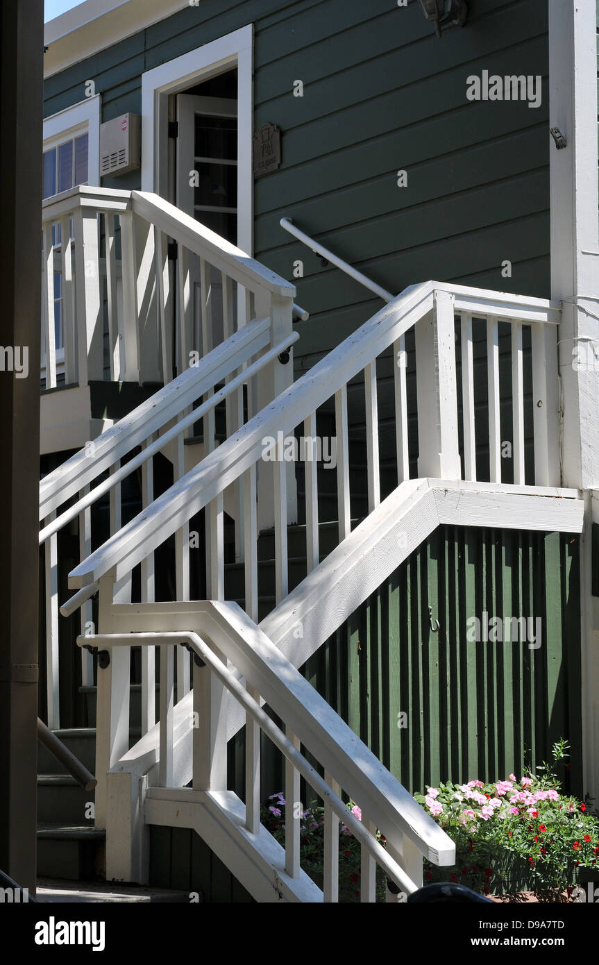Escalera exterior de madera fotografías e imágenes de alta resolución -  Alamy
