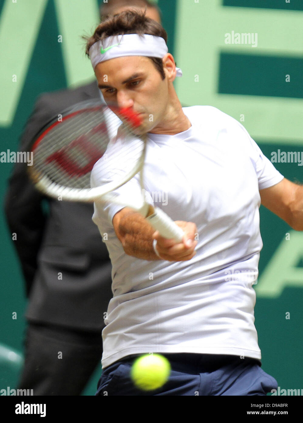 Halle/Westfalia, Alemania. 16 de junio de 2013. Halle/Westfalia, Alemania. 16 de junio de 2013. El tenista suizo Roger Federer juega el balón durante la final contra Youzhny desde Rusia en el torneo ATP de Halle/Westfalia, Alemania, 16 de junio de 2013. Foto: OLIVER KRATO/dpa/Alamy Live News/dpa/Alamy Live News Foto de stock