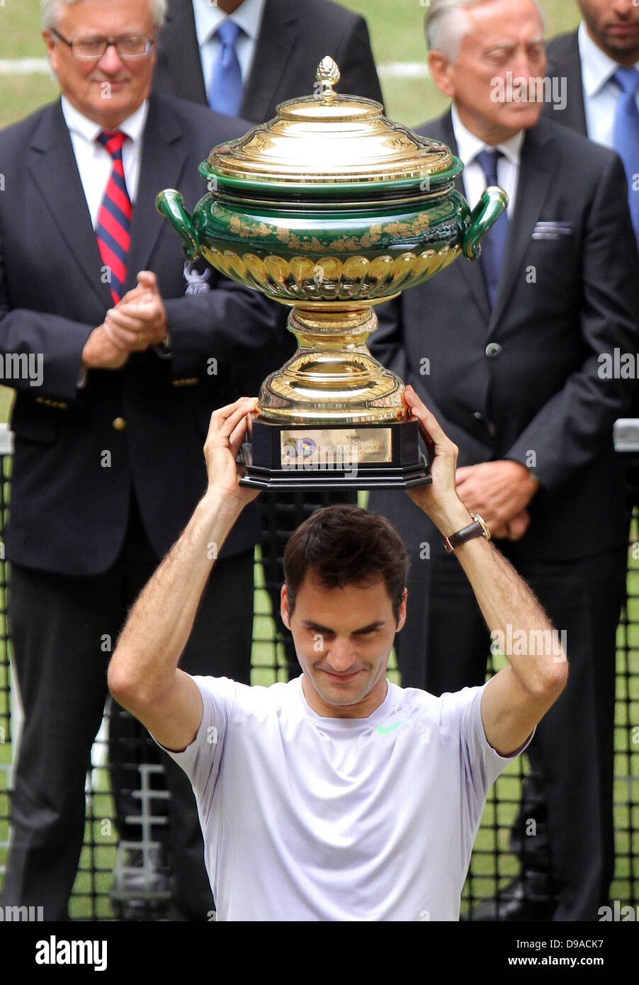 Halle/Westfalia, Alemania. 16 de junio de 2013. El tenista suizo Roger Federer celebra el trofeo después de que ganó la final del torneo ATP contra Youzhny desde Rusia en Halle/Westfalia, Alemania, 16 de junio de 2013. Foto: OLIVER KRATO/dpa/Alamy Live News Foto de stock