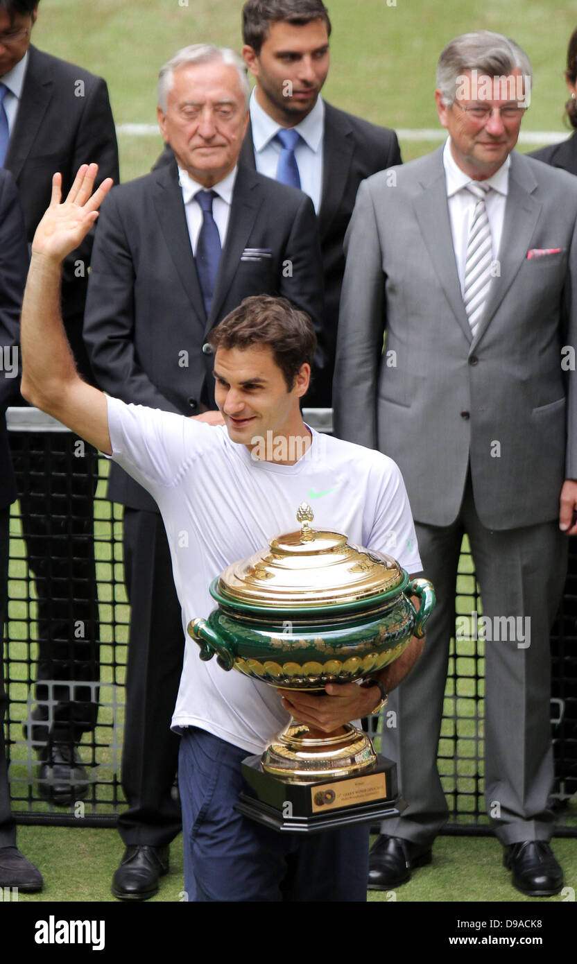 Halle/Westfalia, Alemania. 16 de junio de 2013. El tenista suizo Roger Federer celebra el trofeo después de que ganó la final del torneo ATP contra Youzhny desde Rusia en Halle/Westfalia, Alemania, 16 de junio de 2013. Foto: OLIVER KRATO/dpa/Alamy Live News Foto de stock