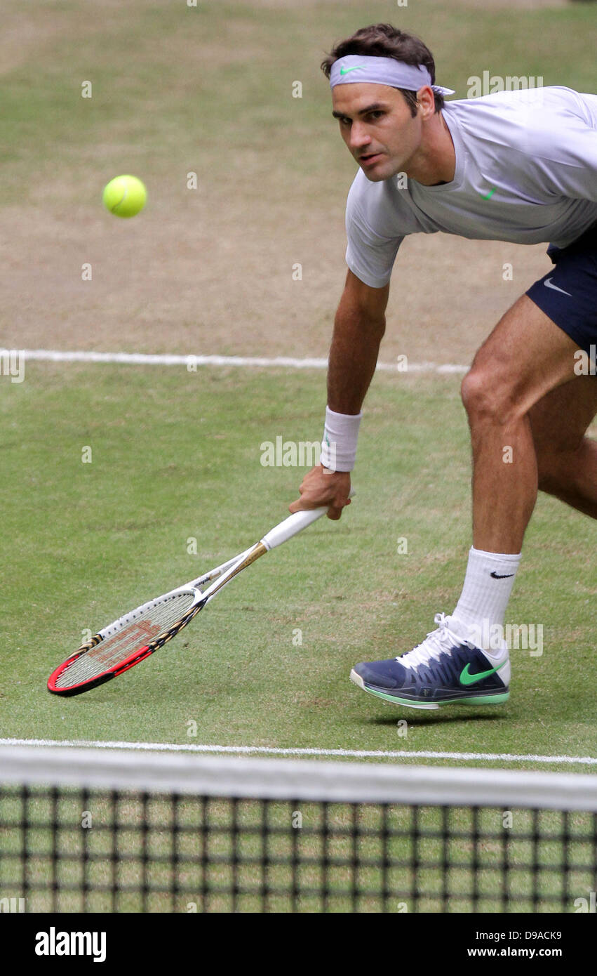 Halle/Westfalia, Alemania. 16 de junio de 2013. El tenista suizo Roger Federer juega el balón durante la final contra Youzhny desde Rusia en el torneo ATP de Halle/Westfalia, Alemania, 16 de junio de 2013. Foto: OLIVER KRATO/dpa/Alamy Live News Foto de stock