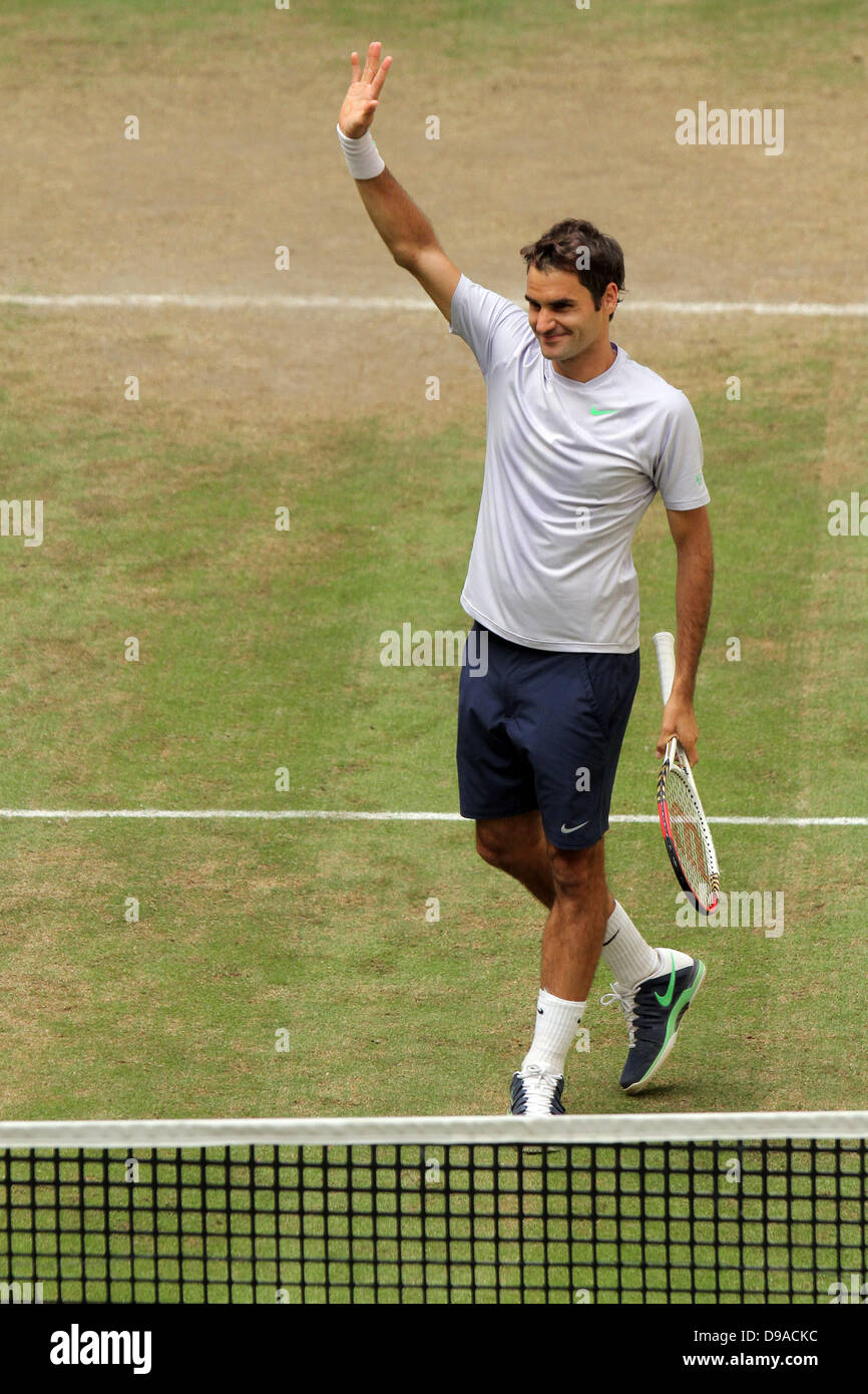 Halle/Westfalia, Alemania. 16 de junio de 2013. El tenista suizo Roger Federer celebra tras ganar la final del torneo ATP contra Youzhny desde Rusia en Halle/Westfalia, Alemania, 16 de junio de 2013. Foto: OLIVER KRATO/dpa/Alamy Live News Foto de stock