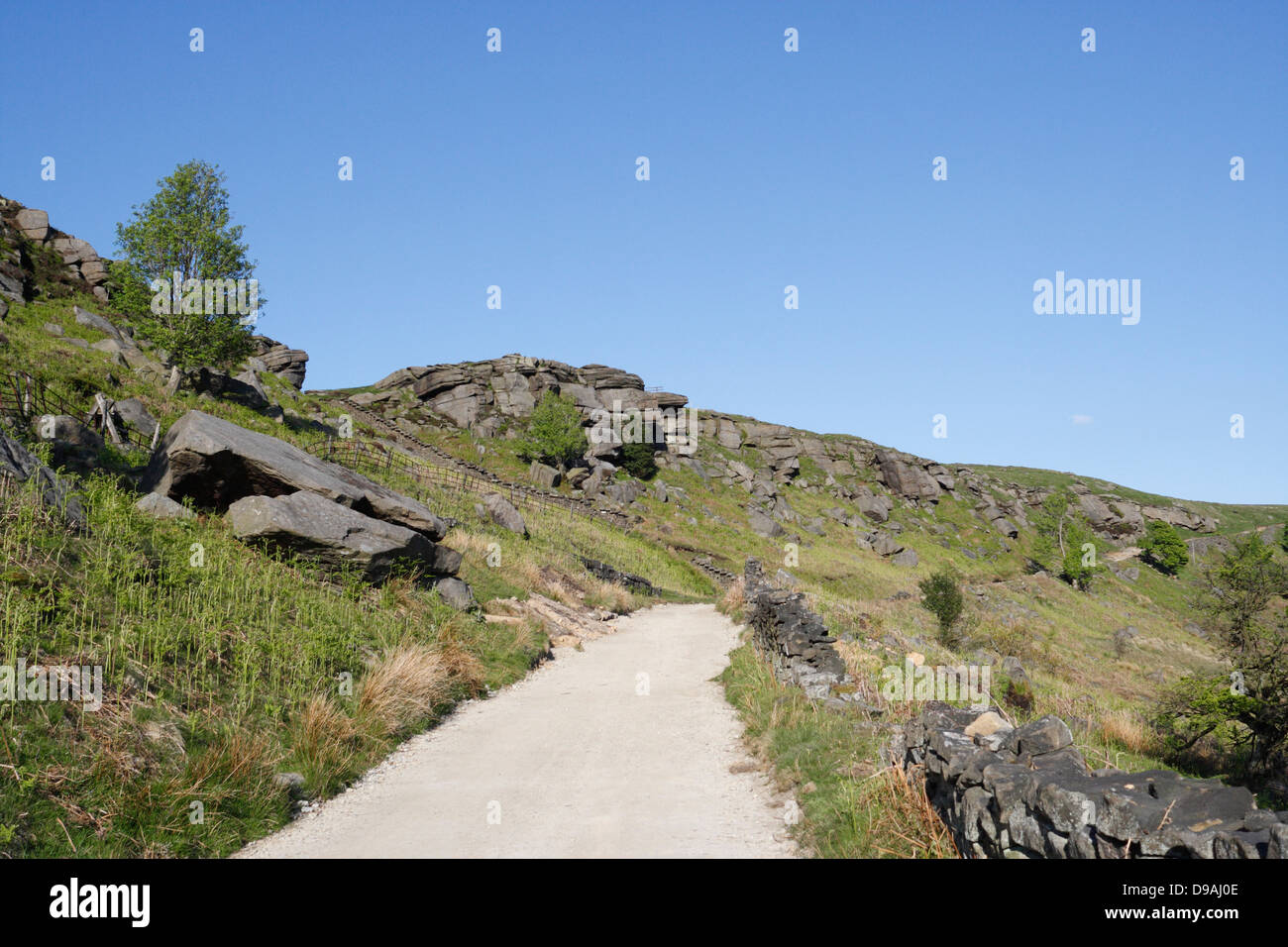 Largo calzada descendente desde Stanage Edge en el Distrito de los Picos Derbyshire Inglaterra, camino romano Foto de stock