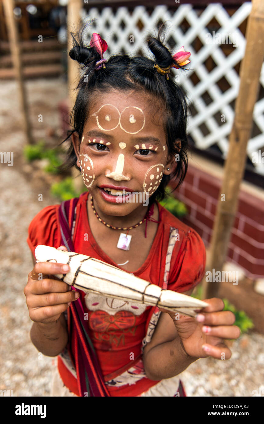 Joven birmano que venden artesanías Birmania Myanmar Foto de stock