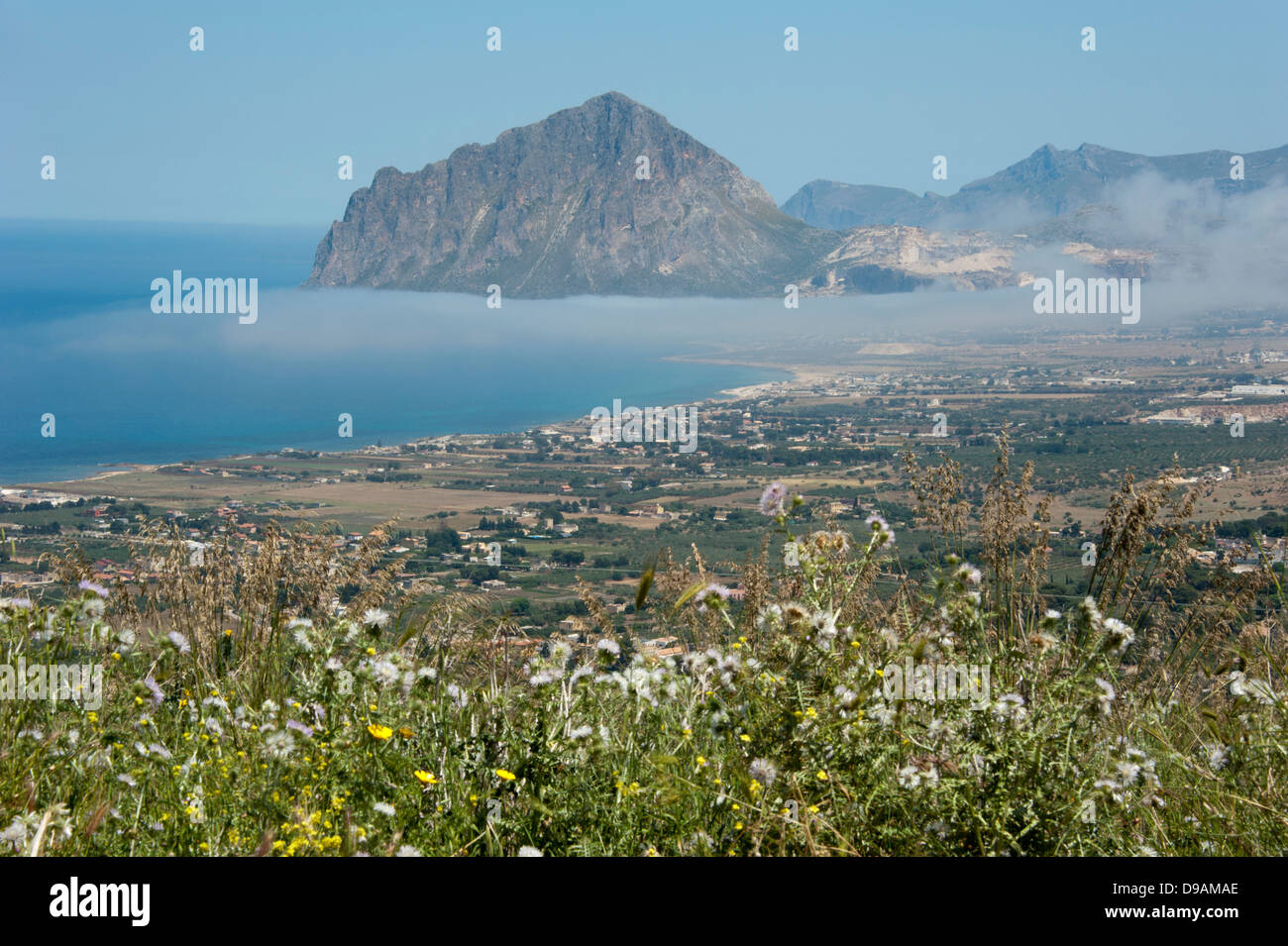 Bay y el monte, Erice, Sicilia, Italia , Bucht und Berg, Erice, Sizilien, Italien, Blick von Erice, Golfo di Bonnagia und Monte cof. Foto de stock