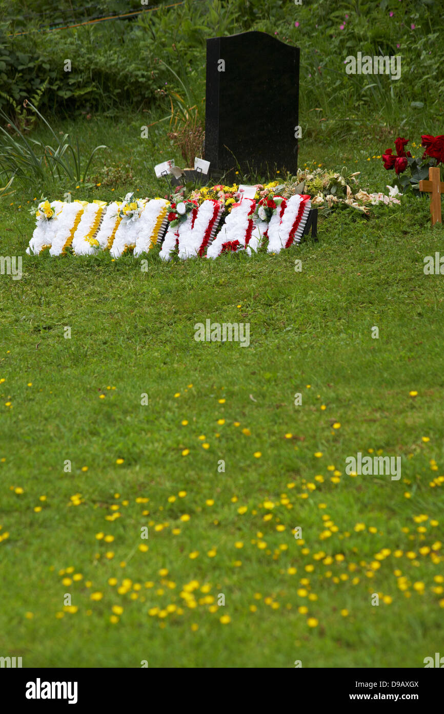 Mum y Nan homenajes florales junto a la tumba Foto de stock