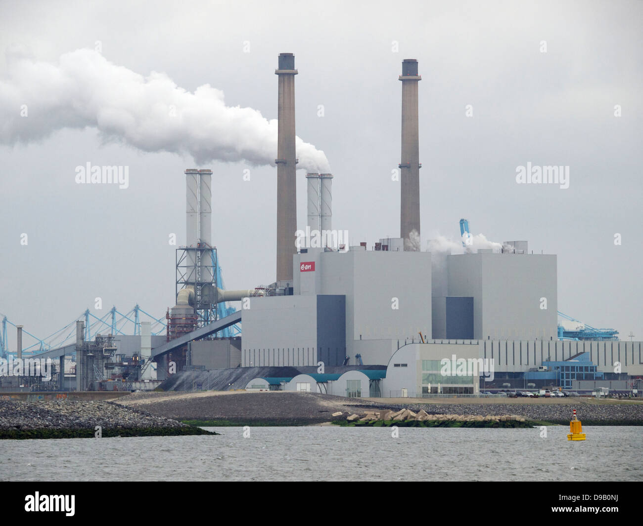 Nuevo eon la quema de carbón en la planta de energía Maasvlakte 2, el puerto de Rotterdam es uno de los mayores consumidores de energía en el país. Foto de stock