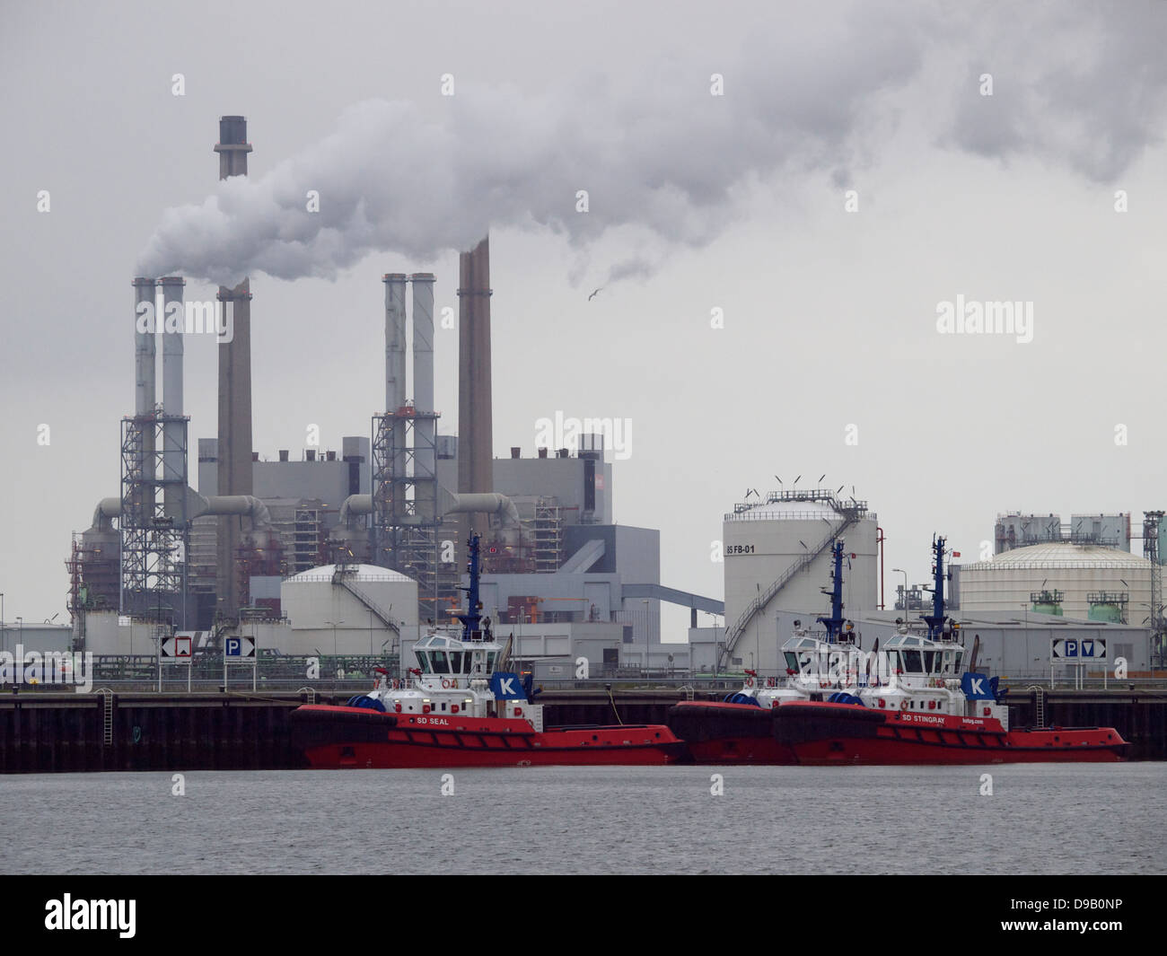 Nuevo eon la quema de carbón en la planta de energía Maasvlakte 2, el puerto de Rotterdam es uno de los mayores consumidores de energía en el país Foto de stock
