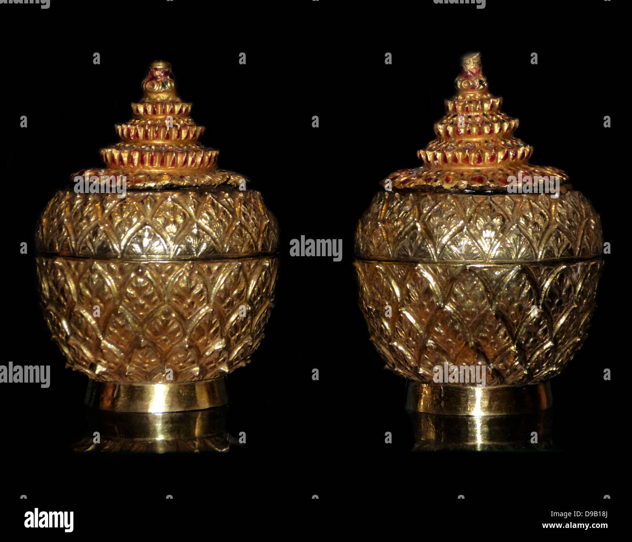 Objetos de orfebrería de oro tailandés probaly parte de un ritual budista Foto de stock