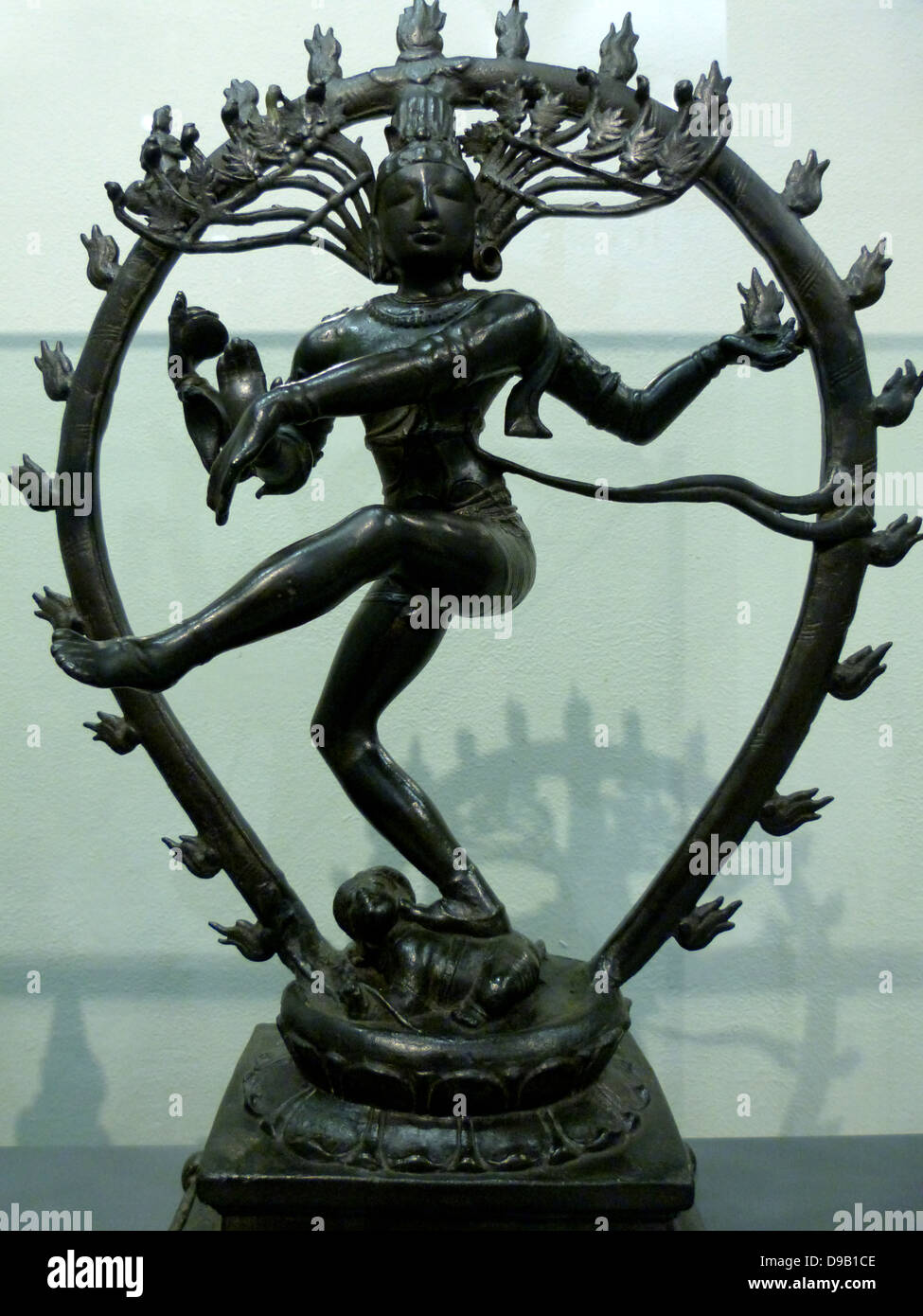 Shiva Nataraja, el Señor de la Danza (900-50). Aleación de cobre. El sur de la India. Tarde o temprano periodo Pallava Chola. Shiva posee el tambor, asociadas con sonido y energía, en su esquina superior derecha la llama en su esquina superior izquierda, el equilibrio de su papel como creador y destructor. Su mano derecha inferior en abhaya mudra ofrece tranquilidad, mientras que su parte inferior izquierda sugiere la salvación a través de la adoración. Él pisotea Apasmara, el demonio de la ignorancia. Foto de stock